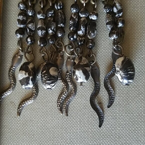 Macabre Multipack! Two pairs of earrings and 3 pinback buttons - 7 gothy pieces - Picture 8 of 9